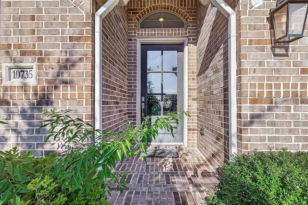4 bed, 2.0 bath, 2233 sqft, $2,700 — Photo 4