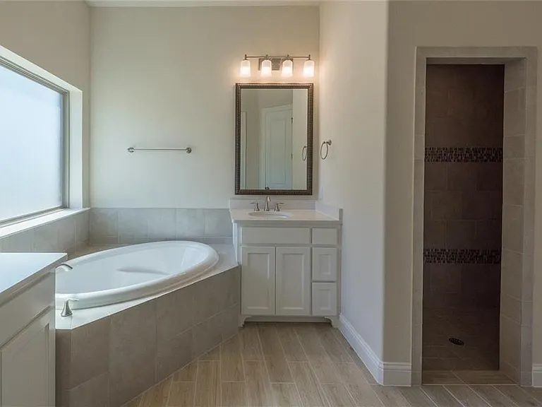 560 Thoroughbred Ave — Photo 3