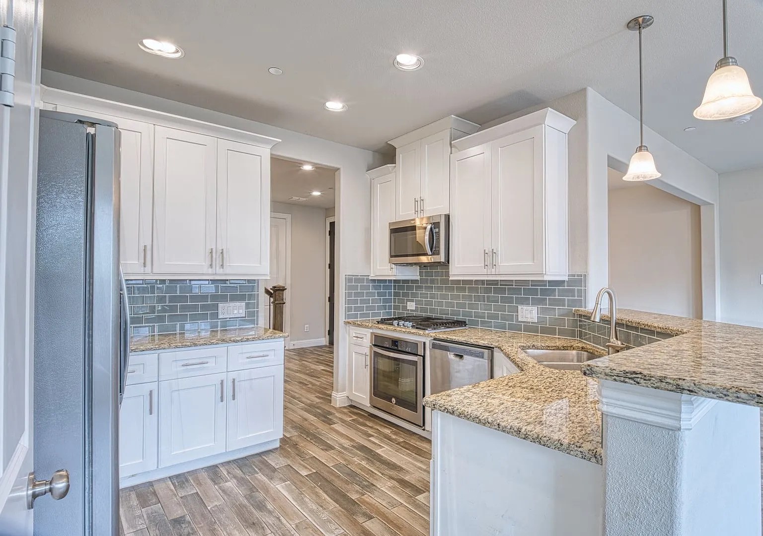 Luxury Sun-Drenched End-Unit Townhouse Offering Effortless Upscale Living in the Heart of Plano! — Photo 4