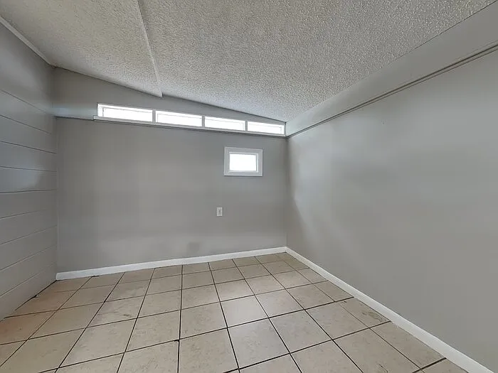 10927 Regency Dr — Photo 15