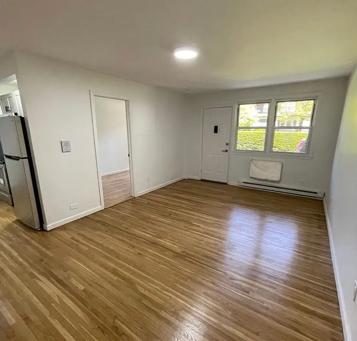 3 bed, 1000 sqft, $3,193 — Photo 3