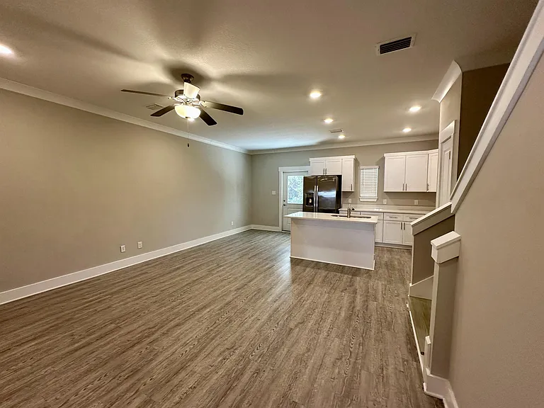 215 Date Palm Ln — Photo 5