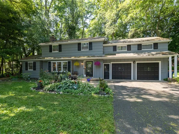 4 Torwood Cir, Pittsford, NY 14534