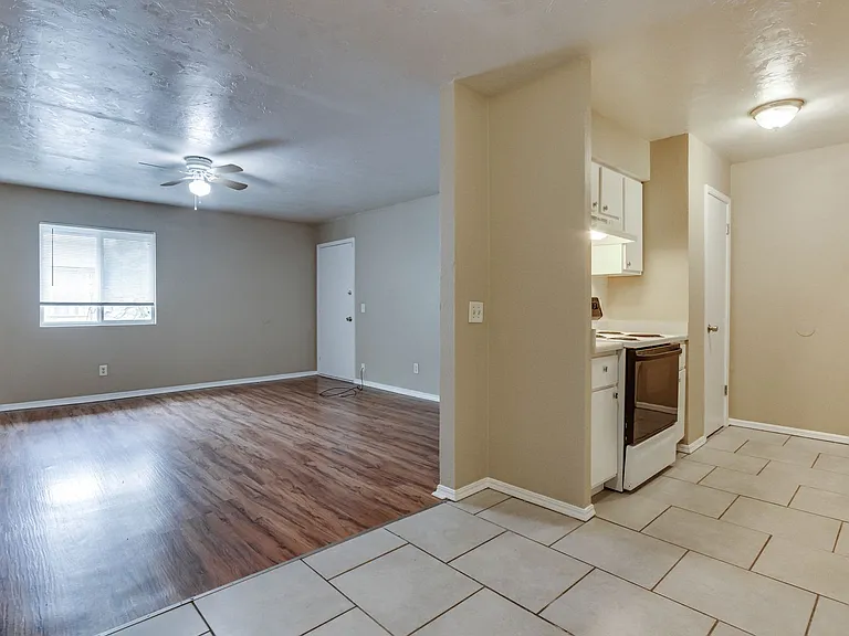 6026 Nw Expy #C — Photo 12