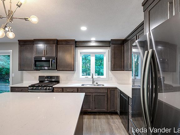 4th image of 3459 Eastridge Ct NE