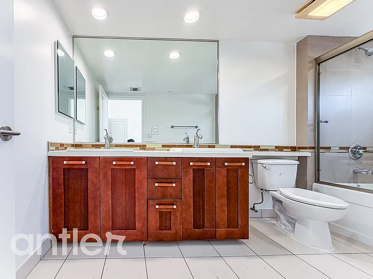 1241 S Sherbourne Dr #GPH5 — Photo 26