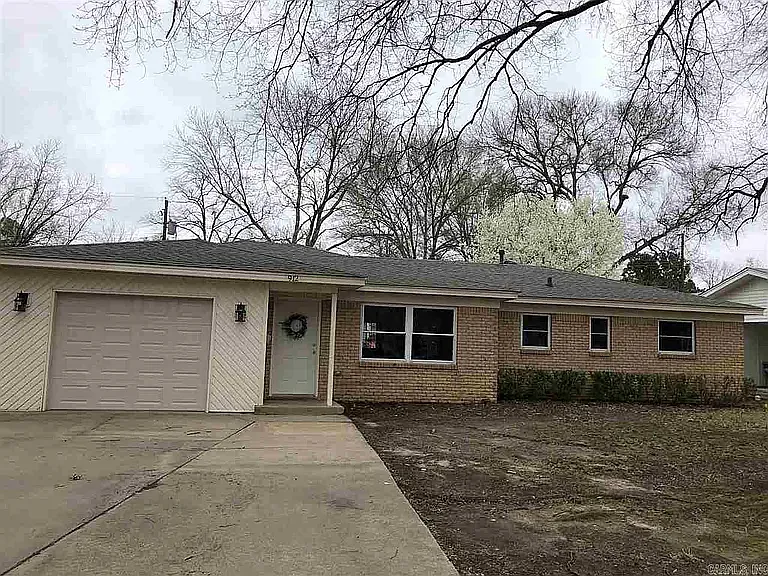 4 bed, 2.5 bath, 1829 sqft, $1,700 — Photo 1