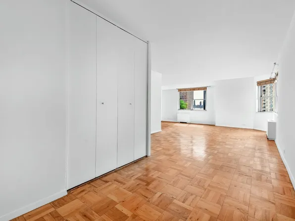 300 East 40th Street 6D image 2 of 11
