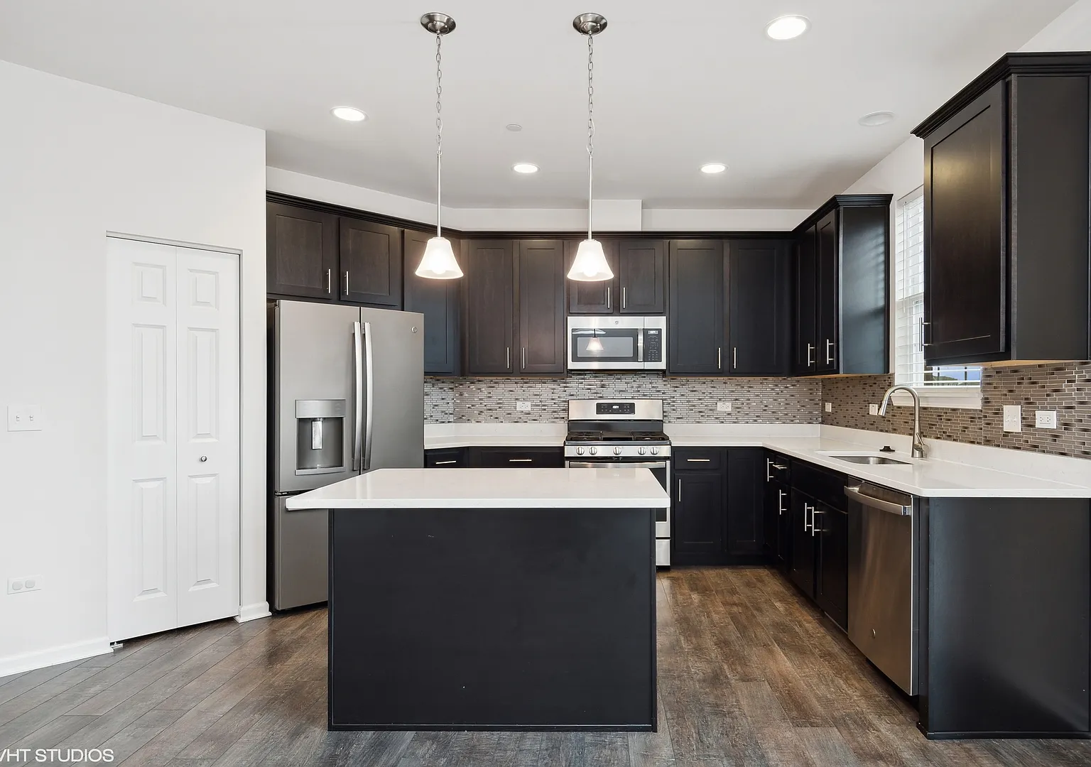3 bed, 2.5 bath, 1910 sqft, $3,000 — Photo 4