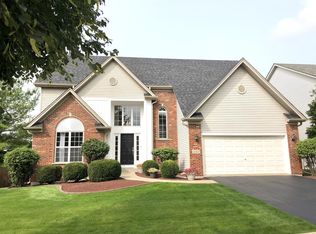 482 Parkwood Cir, South Elgin, IL 60177