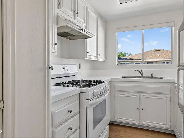 1179 Acadia Pl — Photo 6