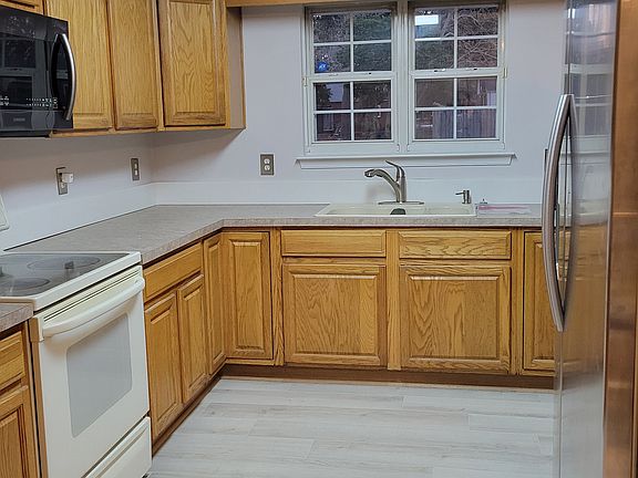 Spacious kitchen with eat in dining area and breakfast bar