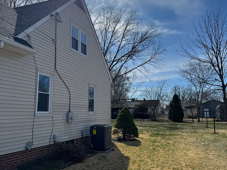 1302 Hazel St — Photo 4