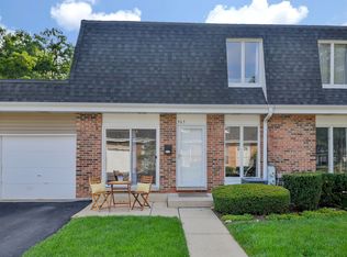 463 Sunnybrook Ln, Wheaton, IL 60187