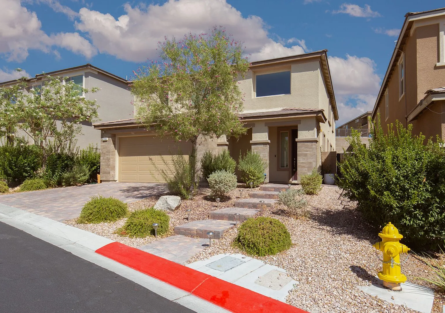 Enormous pool home in gated West Summerlin community — Photo 2