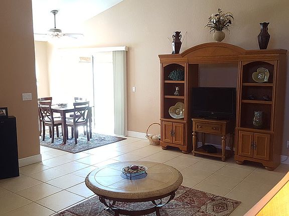 Living Area & Breakfast Nook