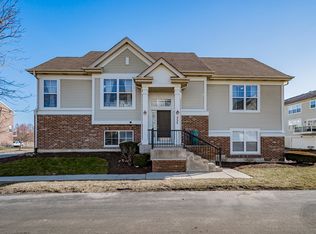 555 Grosvenor Ln, Aurora, IL 60504