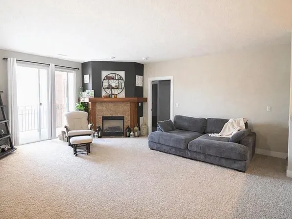 15295 Library Ln Unit 213, New Berlin, WI 53151