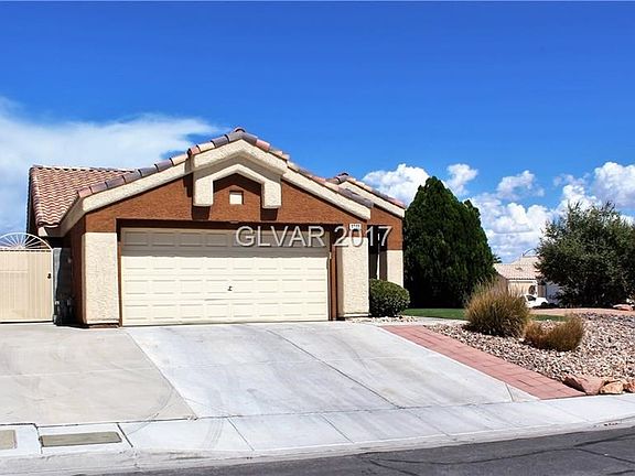 BEAUTIFULLY LANDSCAPED FRONT YARD!