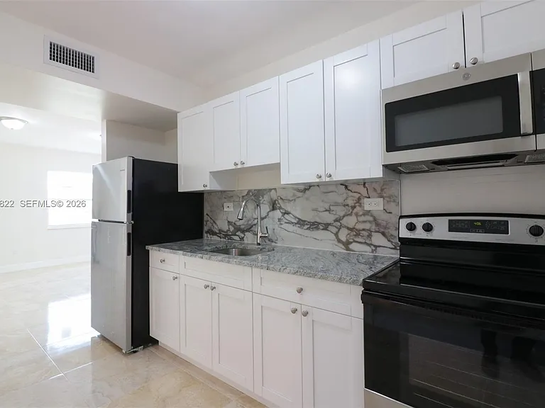 3014 NW 6th St — Photo 3