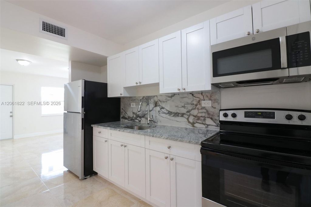3014 NW 6th St, photo 3