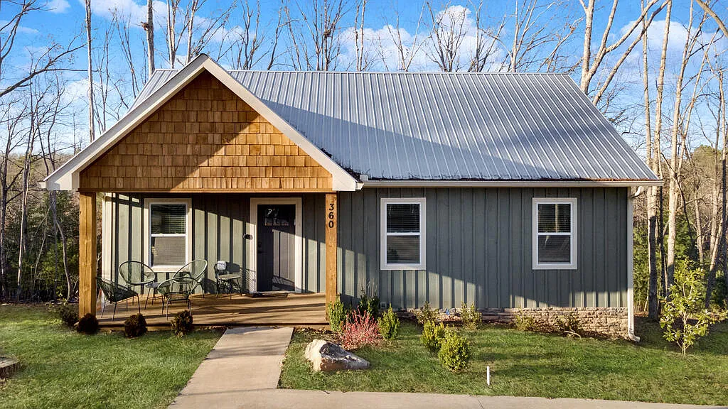 4 bed, $2,500 — Photo 1