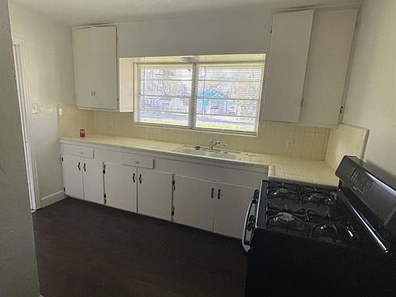 4th image of 2380 Primrose St