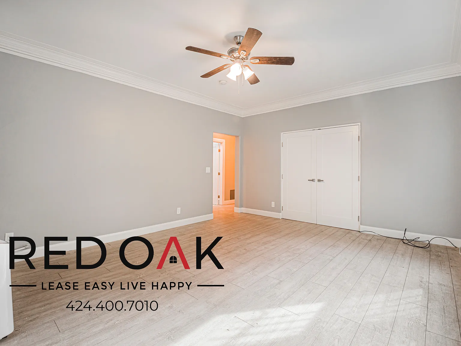 Stunning Studio with Natural Light , Ample Storage Space, and On-Site Laundry ~ In Vibrant Koreat... — Photo 2
