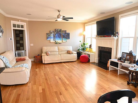 4th image of 304 Mountain Maple Dr