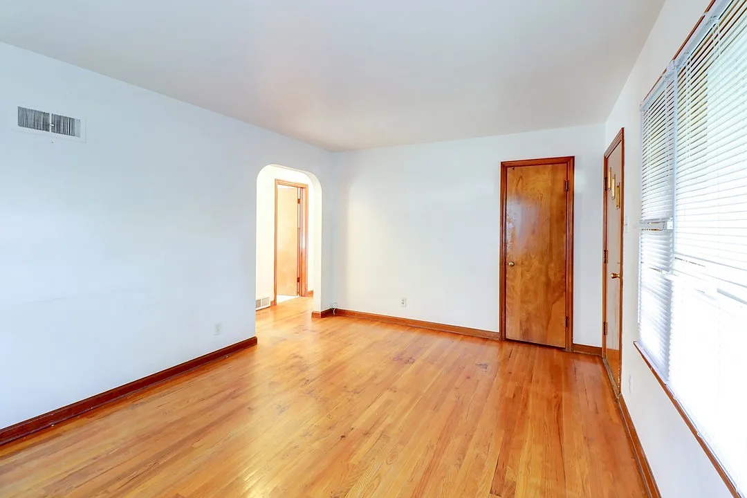 3 Bedroom House In Champaign-Availalbe August 2026 — Photo 3