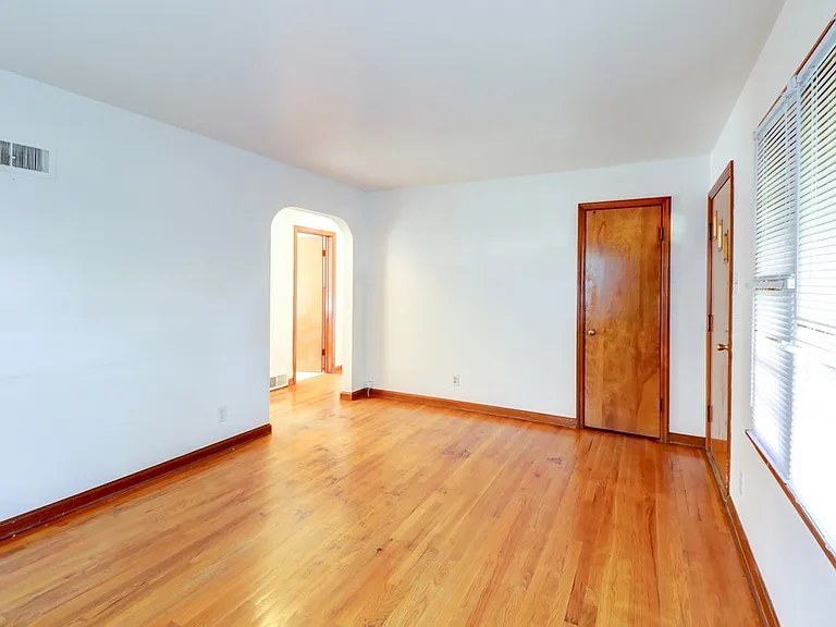 602 S Mattis Ave — Photo 3