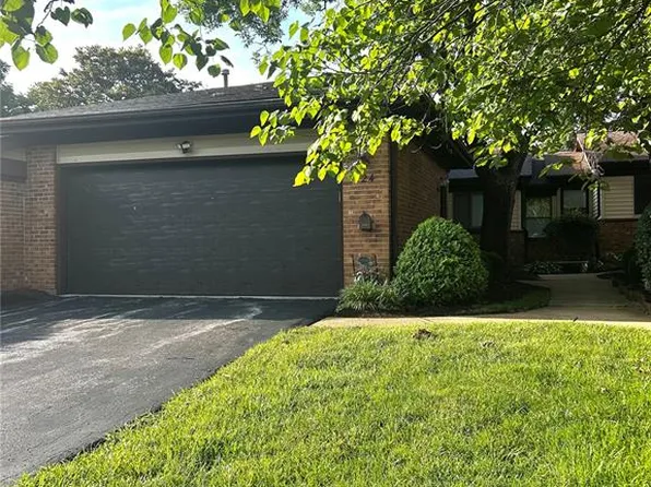 724 Sandy Summit Dr, Ballwin, MO 63021
