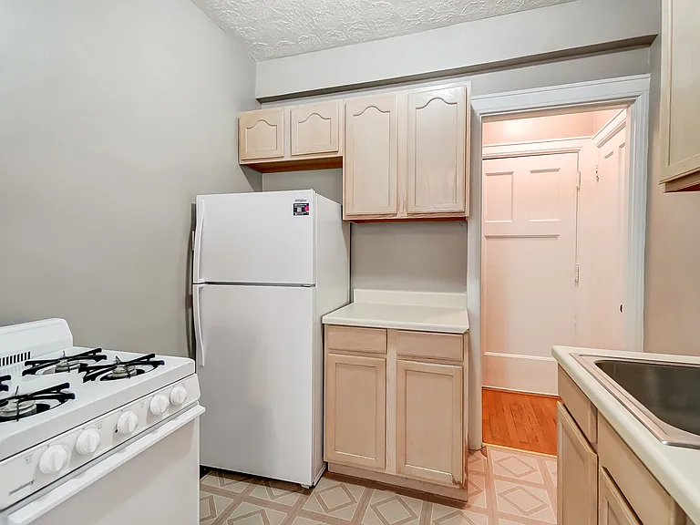 2560 Madison Rd #10 — Photo 10