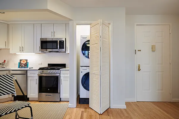 Rented by Perry Associates NYC Inc | media 3