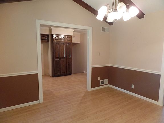 Dining Room (11'4" x 11')