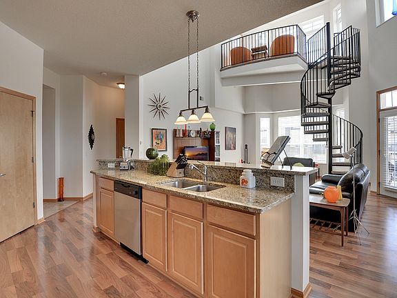 5th image of 2540 38th Ave NE Unit 402