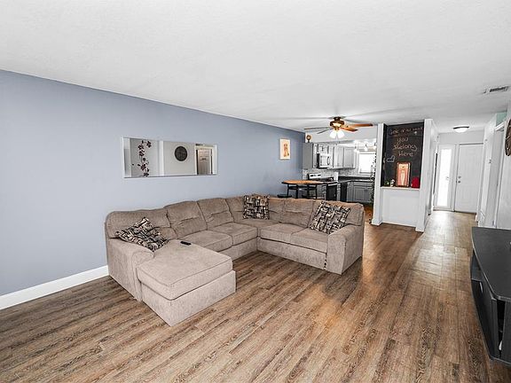 4th image of 404 COUNTRY LANE NE #404