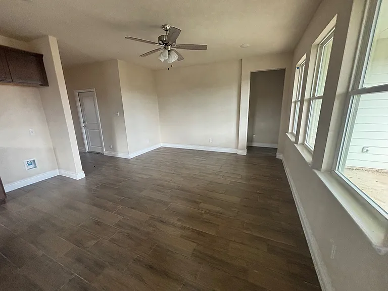 105 Troubadour Ln — Photo 6