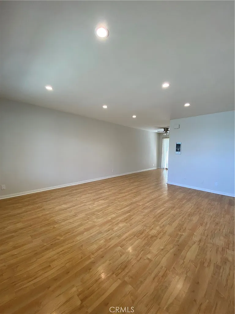 3 bed, 900 sqft, $2,850 — Photo 3