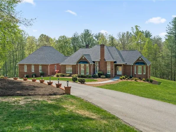 376 Lawrelyn Dr, Mount Airy, NC 27030