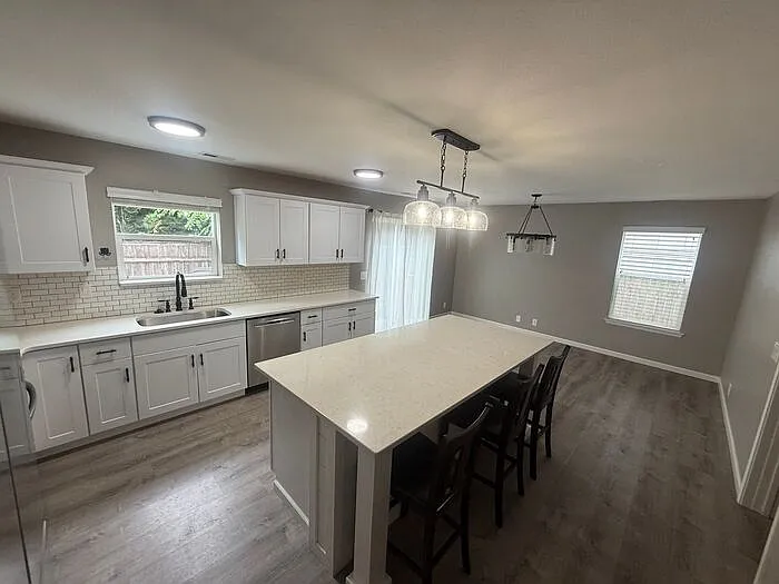 5 bed, 2.5 bath, 2800 sqft, $3,500 — Photo 2