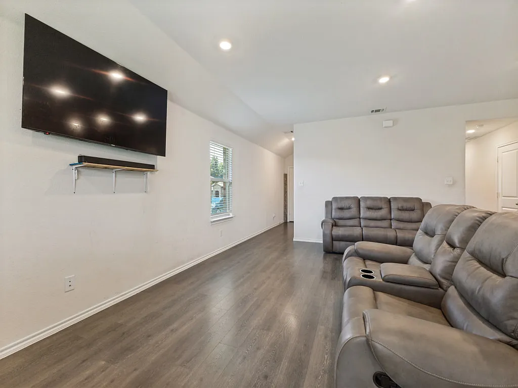 3 bed, 1608 sqft, $2,250 — Photo 4