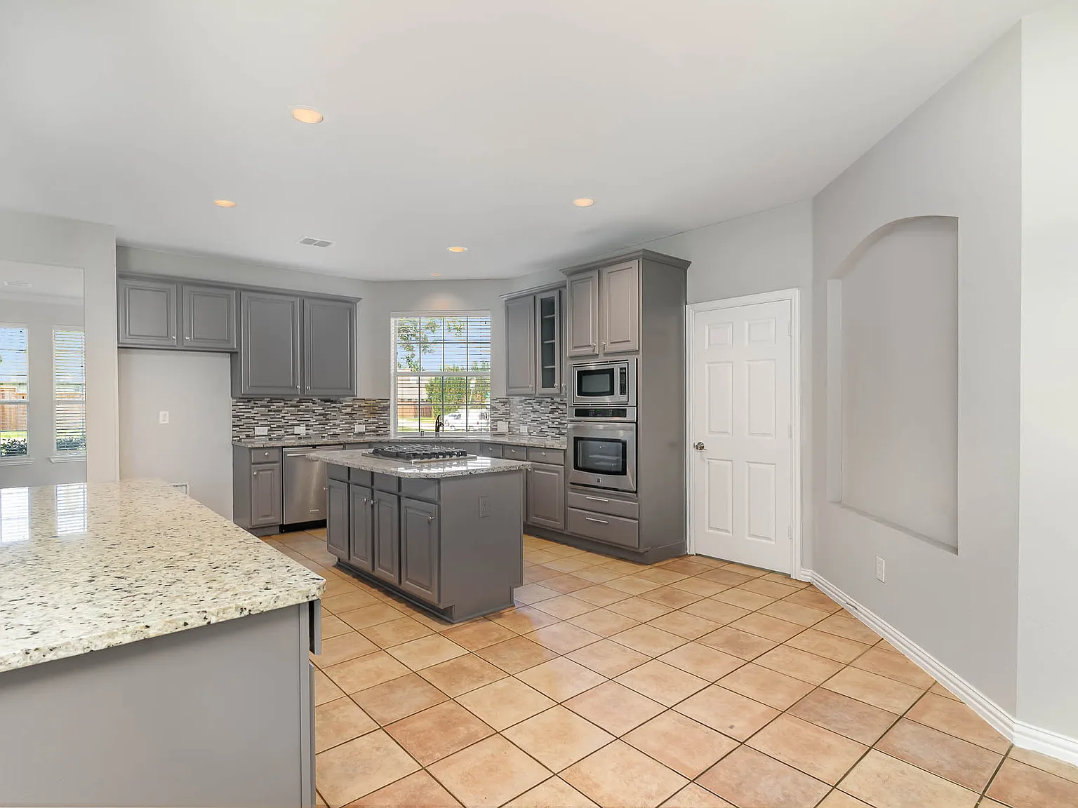 4 bed, 3745 sqft, $3,695 — Photo 2