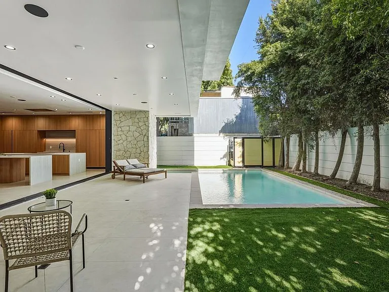 824 N Curson Ave — Photo 9