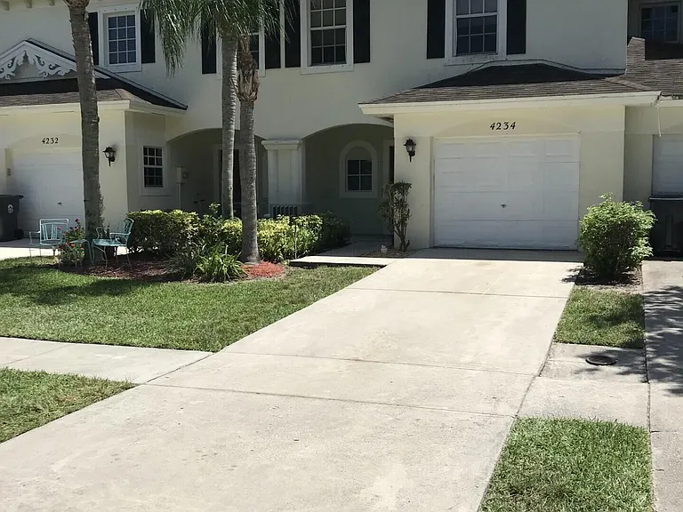 4234 Emerald Vis — Photo 2