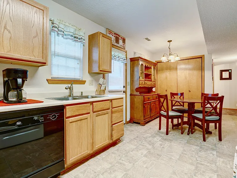 3410 Zinnia Dr — Photo 5