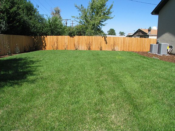 HUGE yard!  8,000 sq. ft! Close to rec center/park.