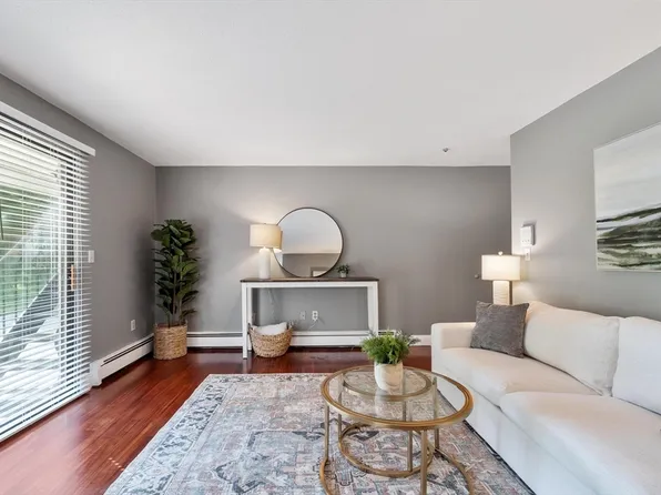 2510 Skyline Dr Unit 7, Lowell, MA 01854