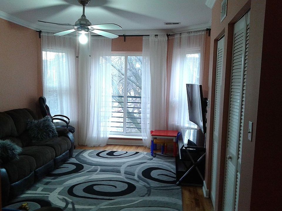 1st image of 6301 N Rockwell St APT 3