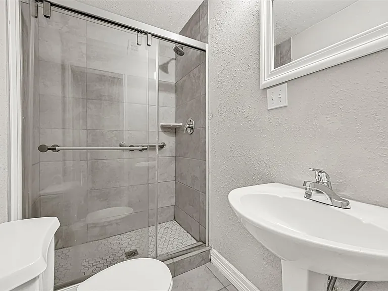 306 E 38th St — Photo 21
